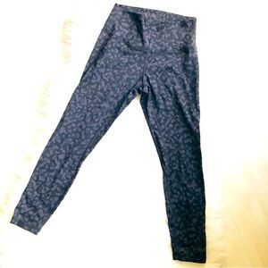 Lululemon Back on Black Camo Hidden Pocket Yoga Workout Cropped Leggings, 2